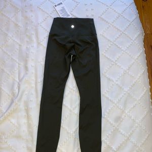 BRAND NEW LuluLemon Wunder Under 28’’ Leggings